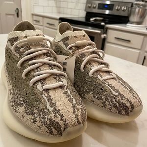 Yeezy boost Pyrite size 7. Brand new!